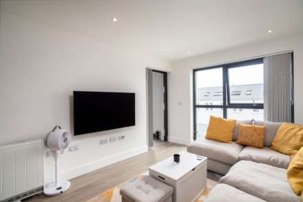 MODERN 1 BED WITH PARKING & STORAGE, College Gardens, Town Outskirts, Image 5