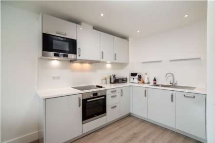 MODERN 1 BED WITH PARKING & STORAGE, College Gardens, Town Outskirts, Image 7