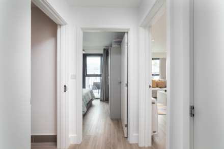 MODERN 1 BED WITH PARKING & STORAGE, College Gardens, Town Outskirts, Image 9