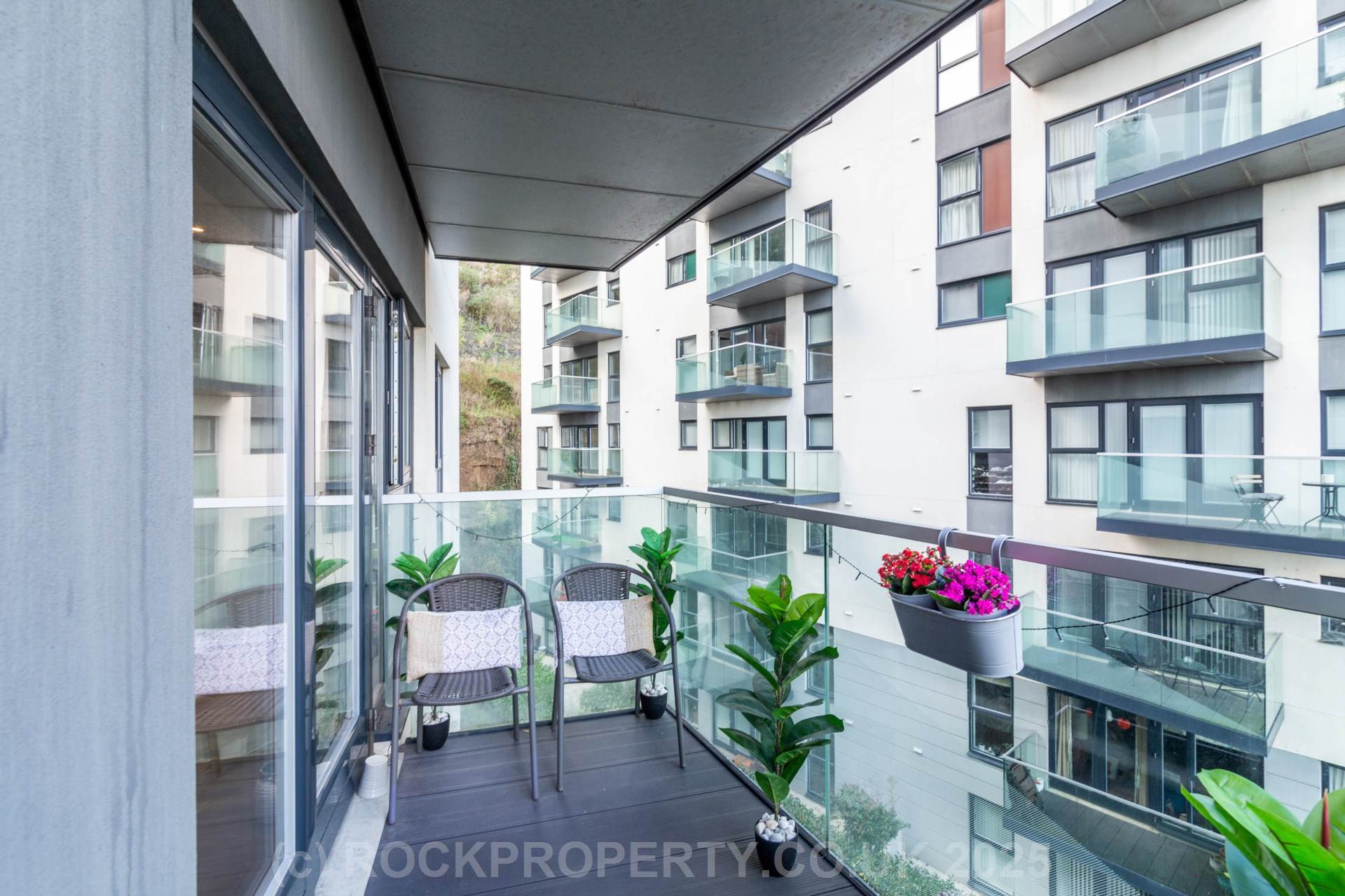 STUNNING MODERN 2 BED 2 BATH, W2 Westmount, Town Outskirts, Image 7
