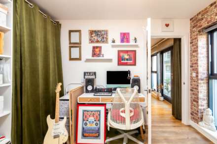 STUNNING MODERN 2 BED 2 BATH, W2 Westmount, Town Outskirts, Image 18