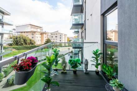 STUNNING MODERN 2 BED 2 BATH, W2 Westmount, Town Outskirts, Image 6