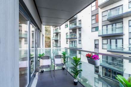 STUNNING MODERN 2 BED 2 BATH, W2 Westmount, Town Outskirts, Image 7