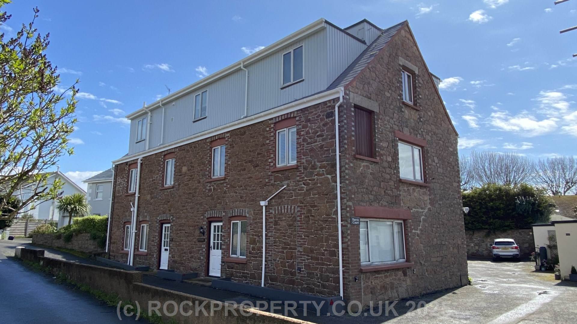 GREAT VALUE - DUPLEX WITH BEACH ACCESS, GARAGE & PARKING, Grouville, Image 18