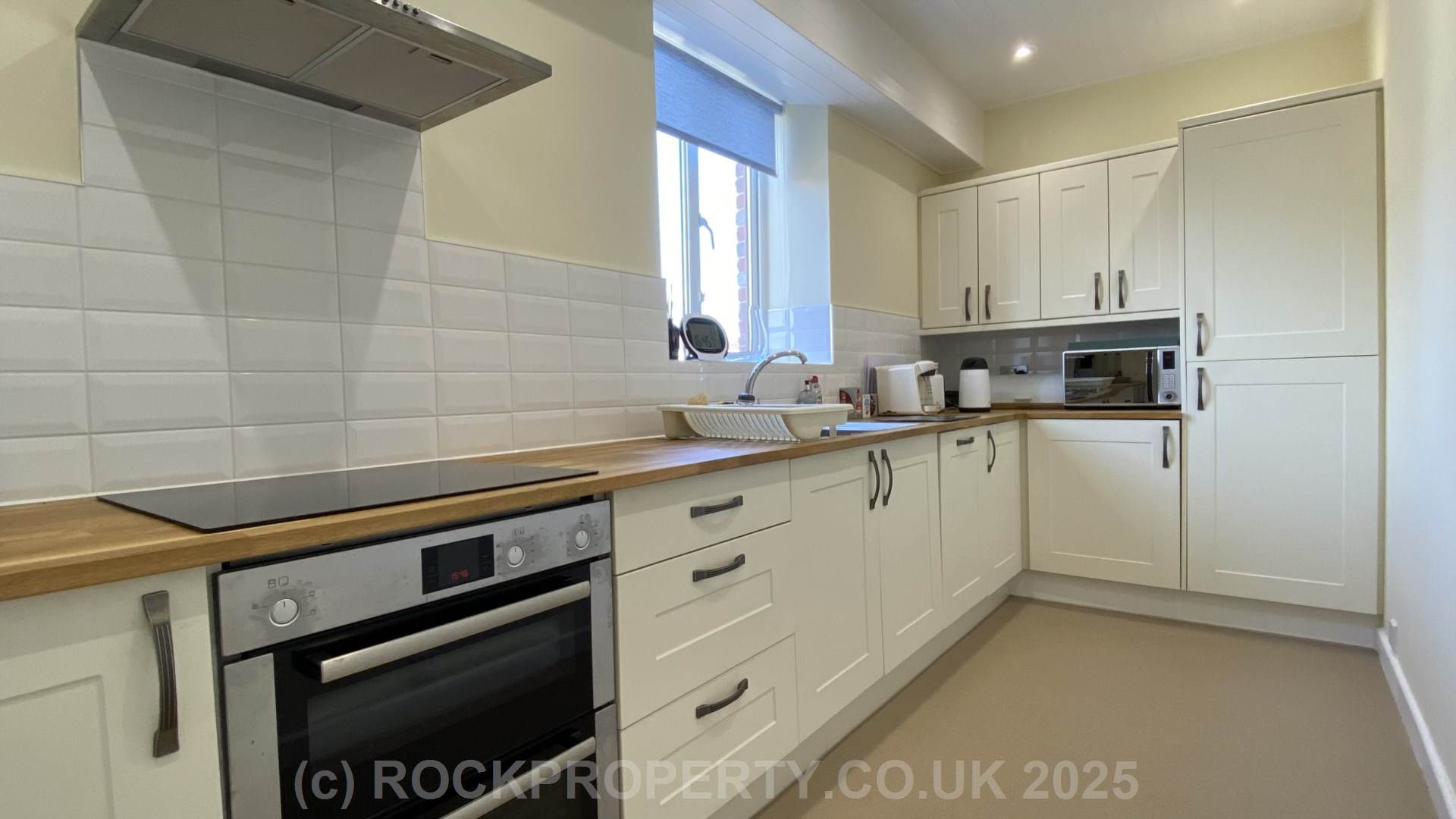 GREAT VALUE - DUPLEX WITH BEACH ACCESS, GARAGE & PARKING, Grouville, Image 5
