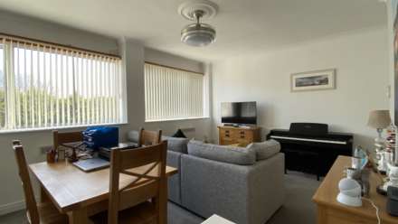 GREAT VALUE - DUPLEX WITH BEACH ACCESS, GARAGE & PARKING, Grouville, Image 6