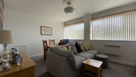 GREAT VALUE - DUPLEX WITH BEACH ACCESS, GARAGE & PARKING, Grouville, Image 8