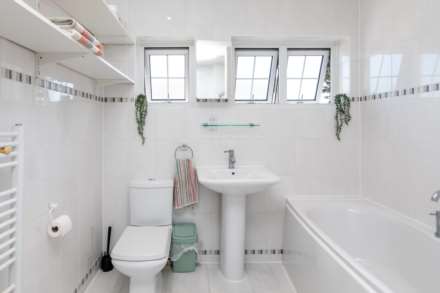 SPACIOUS 3 BED 2 BATH DUPLEX, Le Chemin Au Greves, Grouville, Image 10
