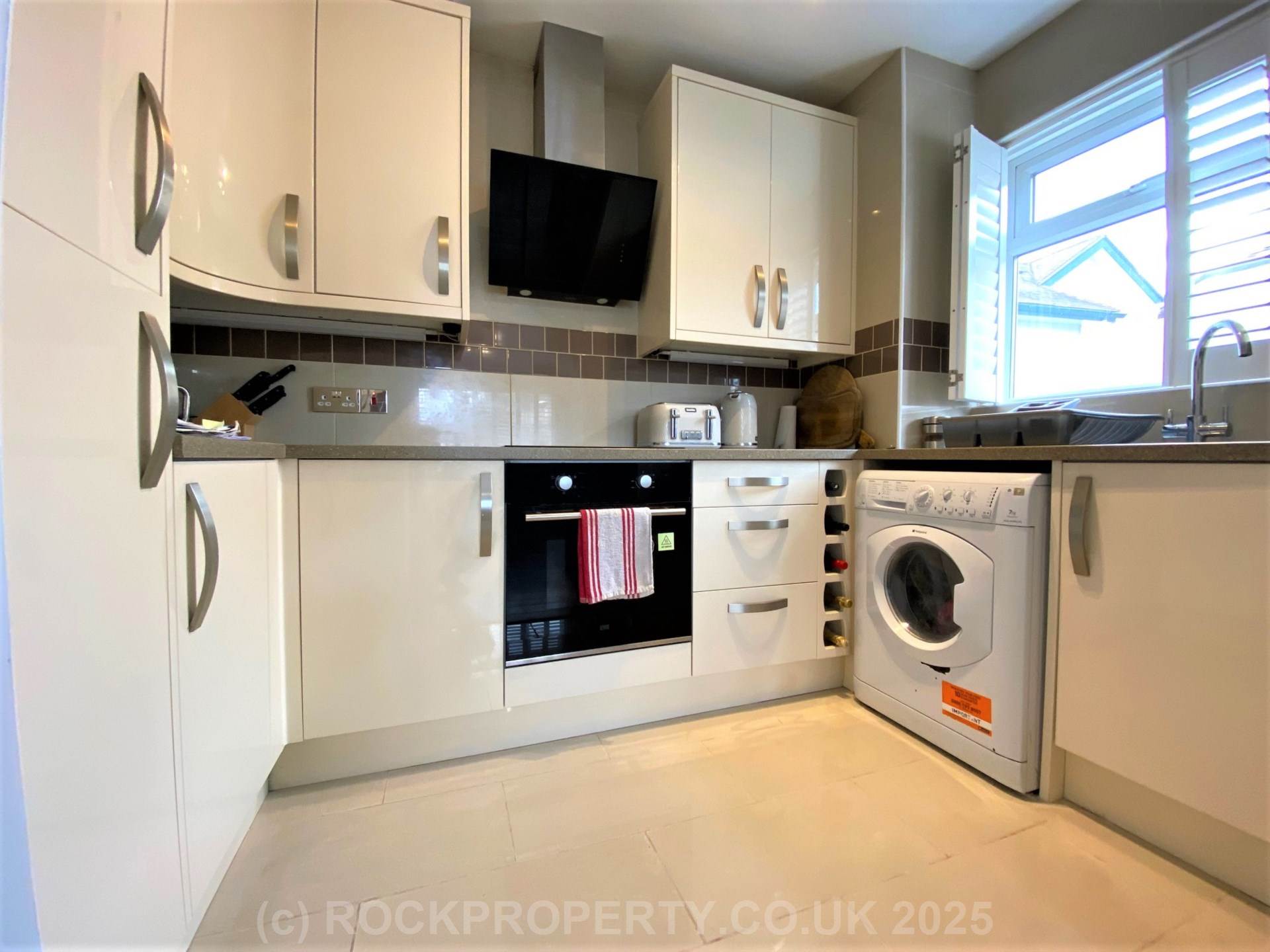 2 BED GROUND FLOOR FLAT + PARKING FOR 2 CARS, Grouville Coast Rd, Image 7