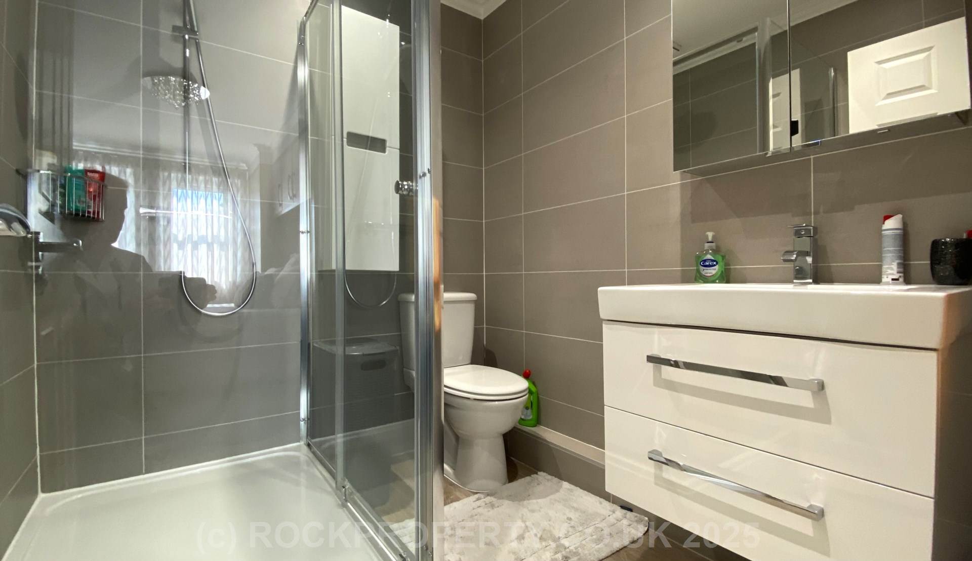 MODERN 2 BED 2 BATH APARTMENT, Alton Gardens, Town Outskirts, Image 10