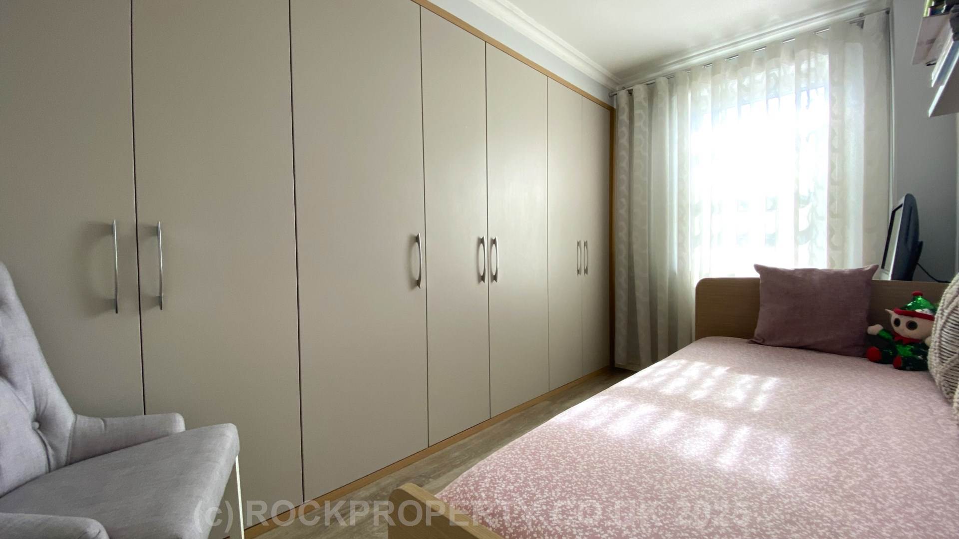MODERN 2 BED 2 BATH APARTMENT, Alton Gardens, Town Outskirts, Image 11