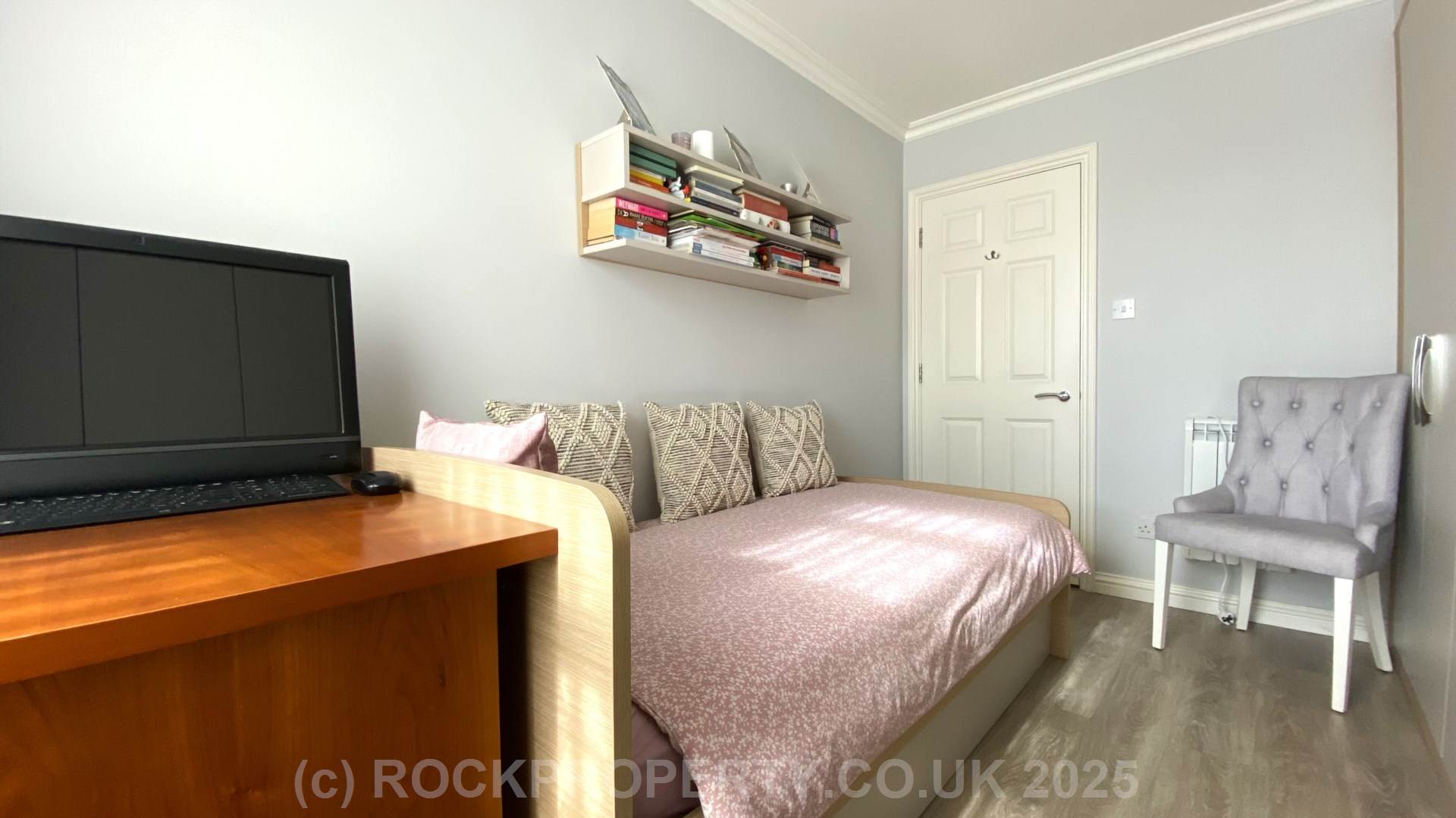 MODERN 2 BED 2 BATH APARTMENT, Alton Gardens, Town Outskirts, Image 12