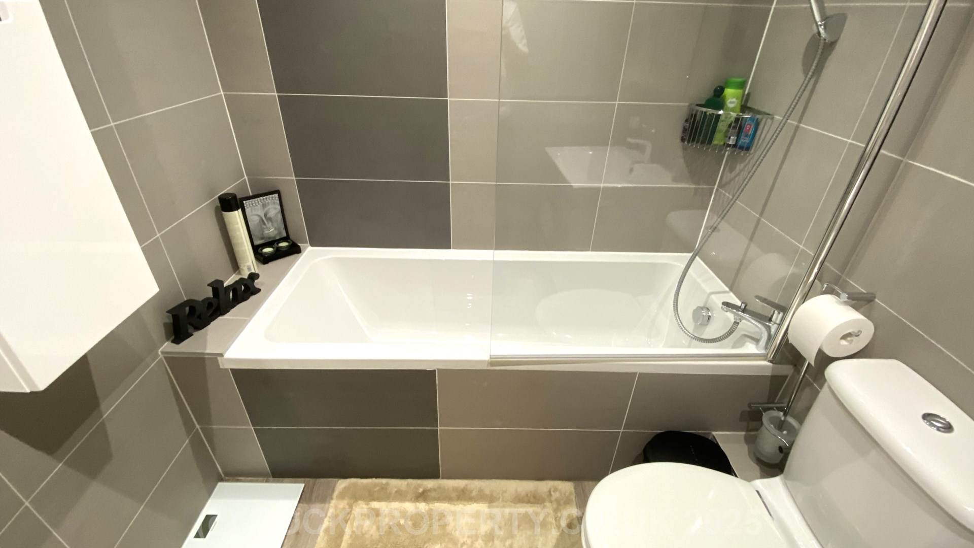 MODERN 2 BED 2 BATH APARTMENT, Alton Gardens, Town Outskirts, Image 13