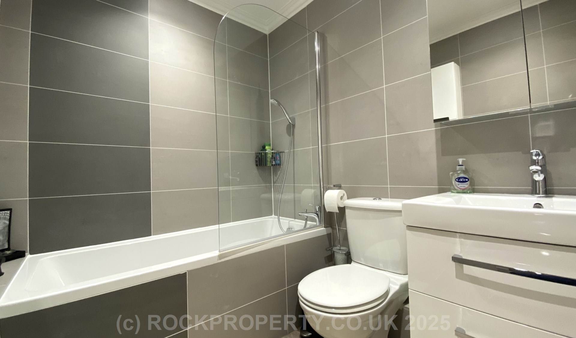 MODERN 2 BED 2 BATH APARTMENT, Alton Gardens, Town Outskirts, Image 14