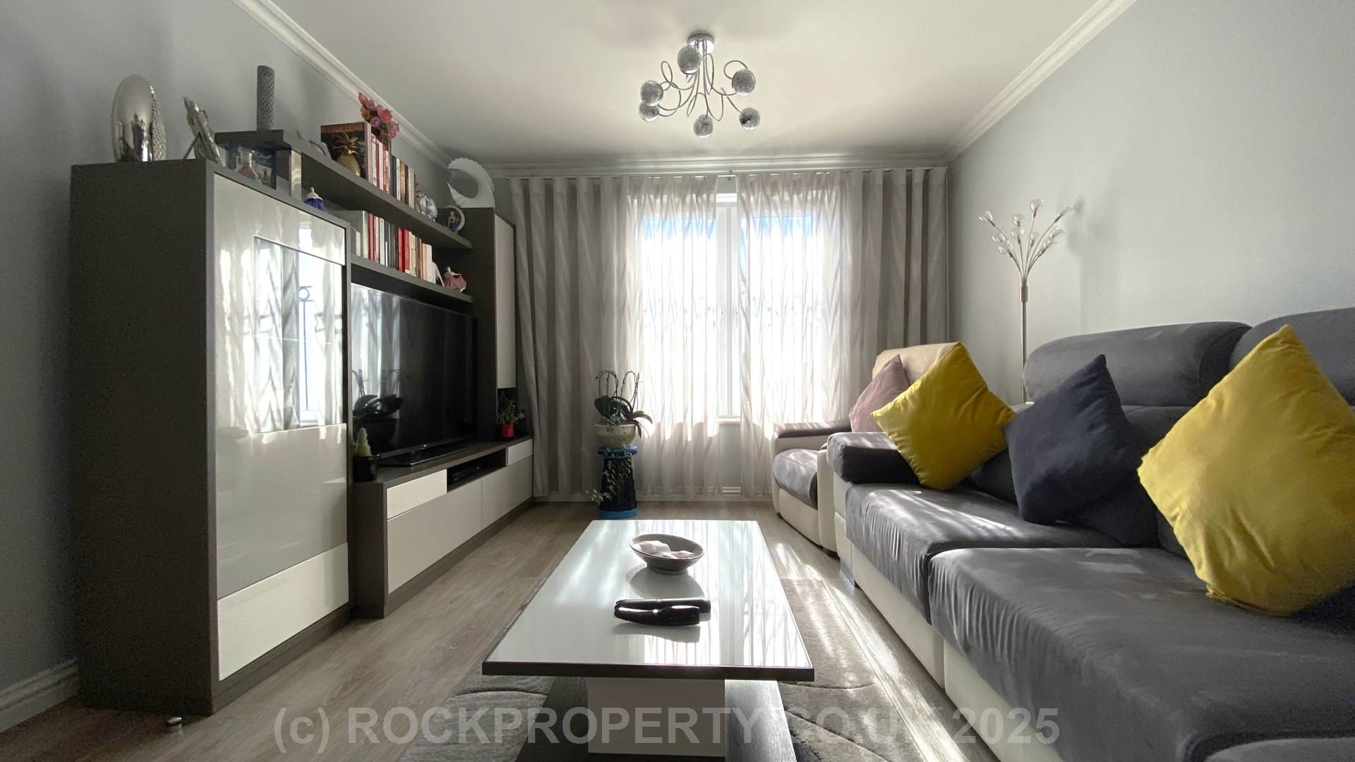 MODERN 2 BED 2 BATH APARTMENT, Alton Gardens, Town Outskirts, Image 3