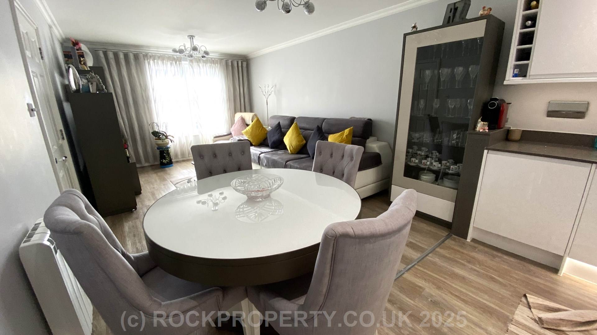 MODERN 2 BED 2 BATH APARTMENT, Alton Gardens, Town Outskirts, Image 4