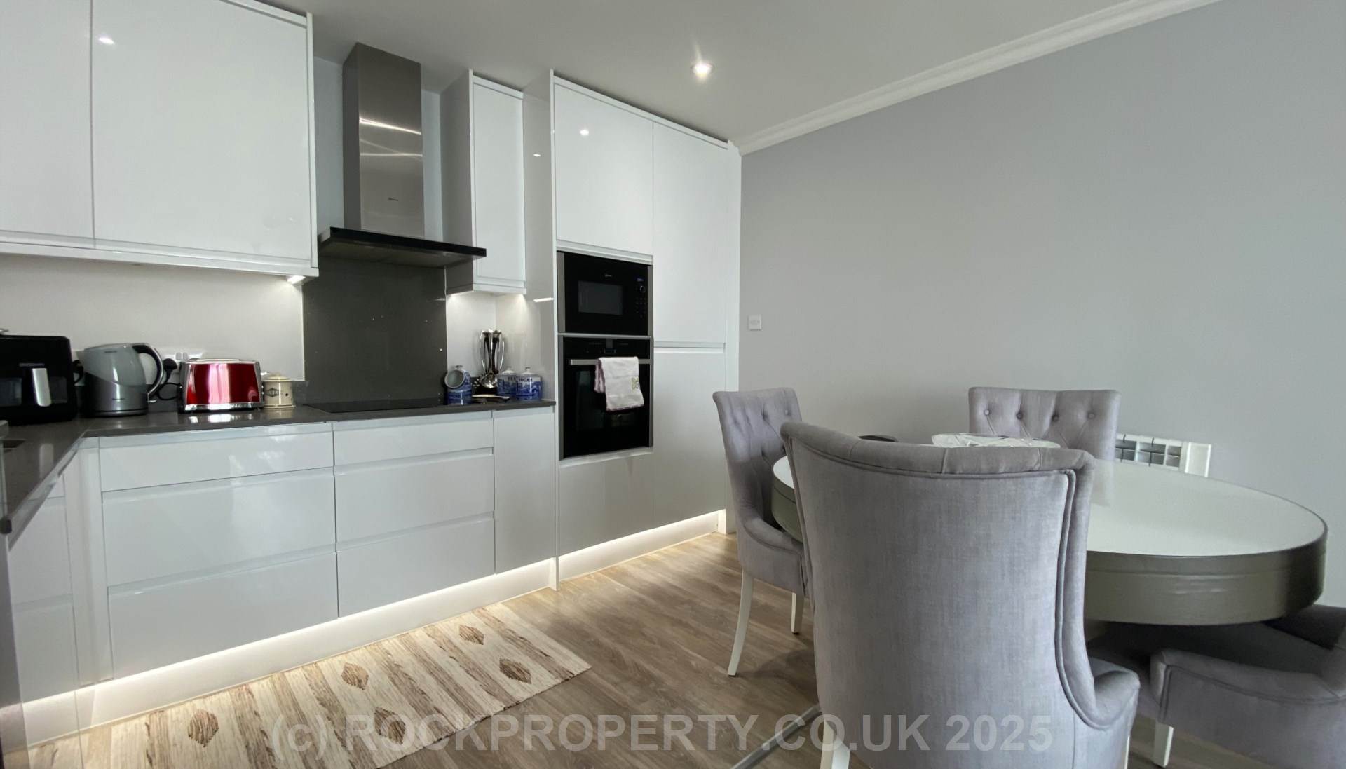 MODERN 2 BED 2 BATH APARTMENT, Alton Gardens, Town Outskirts, Image 6