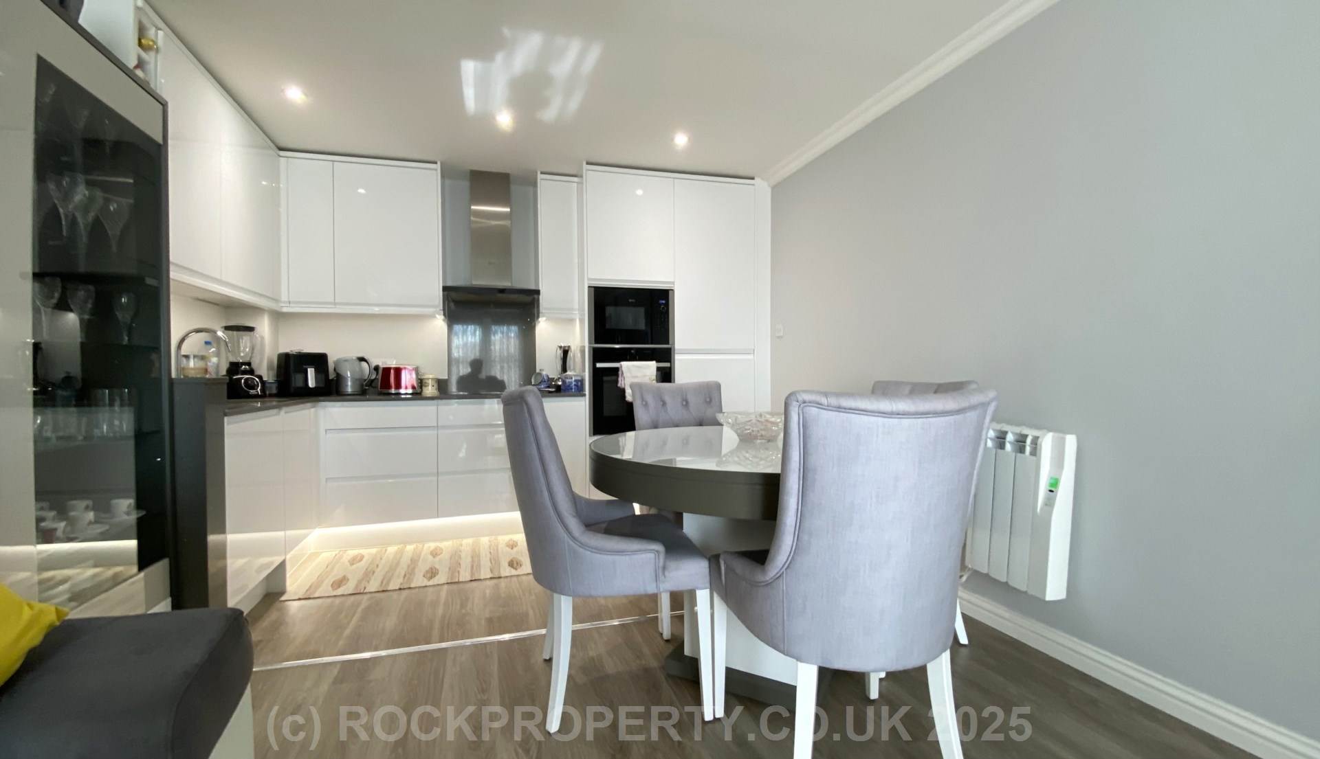 MODERN 2 BED 2 BATH APARTMENT, Alton Gardens, Town Outskirts, Image 7
