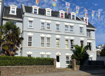 MODERN 2 BED 2 BATH APARTMENT, Alton Gardens, Town Outskirts, Image 1