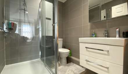 MODERN 2 BED 2 BATH APARTMENT, Alton Gardens, Town Outskirts, Image 10