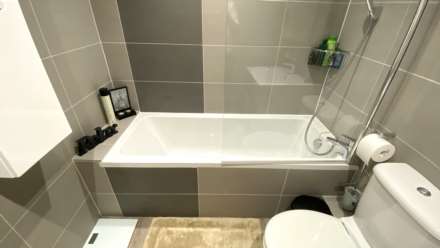 MODERN 2 BED 2 BATH APARTMENT, Alton Gardens, Town Outskirts, Image 13