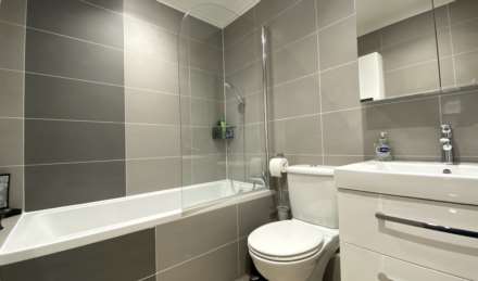 MODERN 2 BED 2 BATH APARTMENT, Alton Gardens, Town Outskirts, Image 14