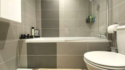 MODERN 2 BED 2 BATH APARTMENT, Alton Gardens, Town Outskirts, Image 15