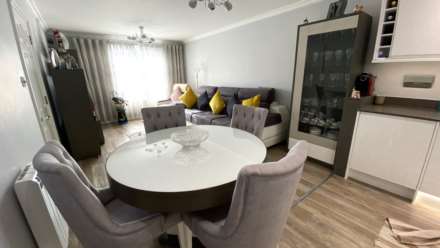 MODERN 2 BED 2 BATH APARTMENT, Alton Gardens, Town Outskirts, Image 4