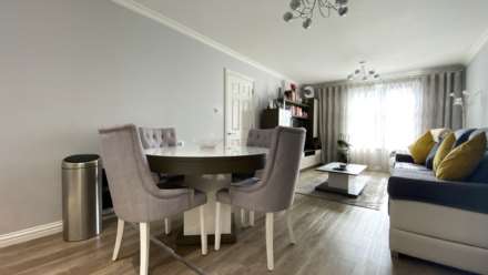 MODERN 2 BED 2 BATH APARTMENT, Alton Gardens, Town Outskirts, Image 5