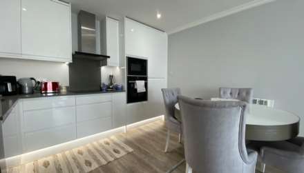 MODERN 2 BED 2 BATH APARTMENT, Alton Gardens, Town Outskirts, Image 6