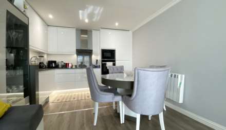 MODERN 2 BED 2 BATH APARTMENT, Alton Gardens, Town Outskirts, Image 7