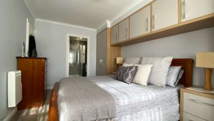 MODERN 2 BED 2 BATH APARTMENT, Alton Gardens, Town Outskirts, Image 8
