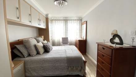 MODERN 2 BED 2 BATH APARTMENT, Alton Gardens, Town Outskirts, Image 9