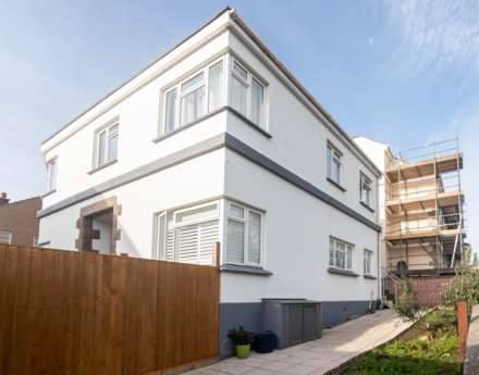3 Bedroom Apartment, Large 3 Bed Home with Garden, St Clement`s Road