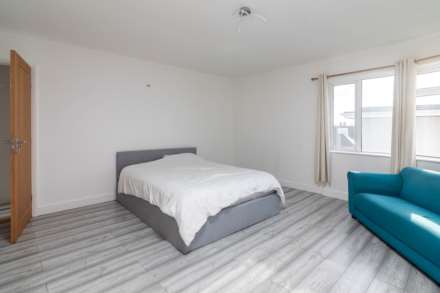 Large 3 Bed Home with Garden, St Clement's Road, Image 17