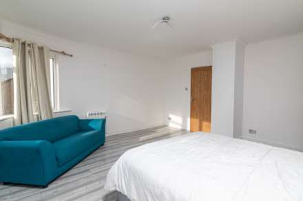 Large 3 Bed Home with Garden, St Clement's Road, Image 18
