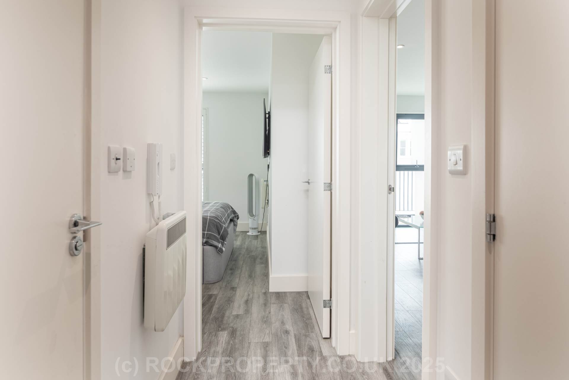 Modern 1 Bed with S/F Balcony, College Gardens, Town Outskirts, Image 10