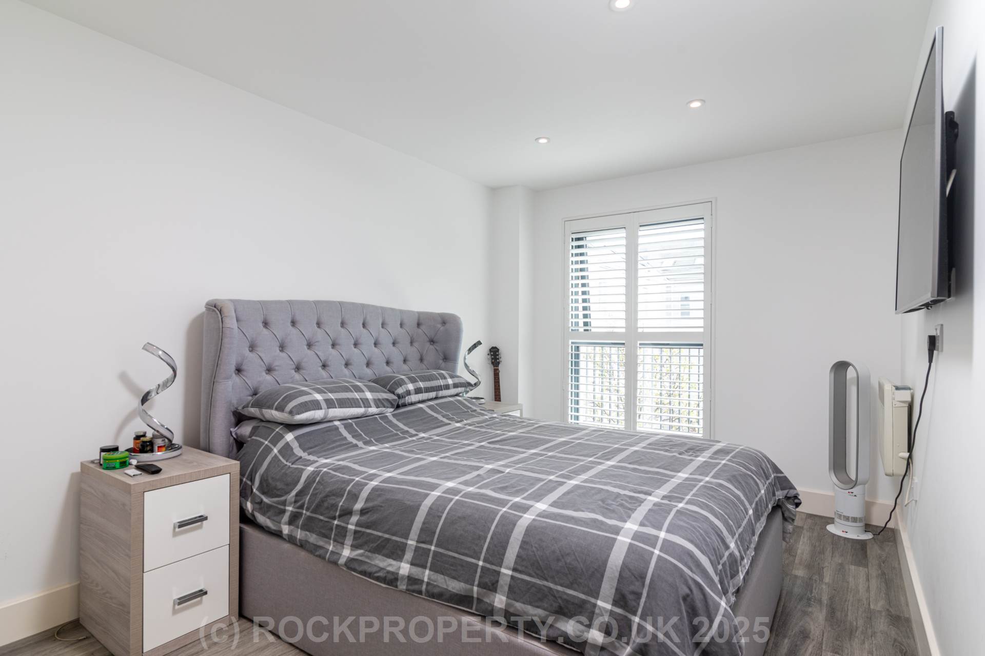Modern 1 Bed with S/F Balcony, College Gardens, Town Outskirts, Image 11