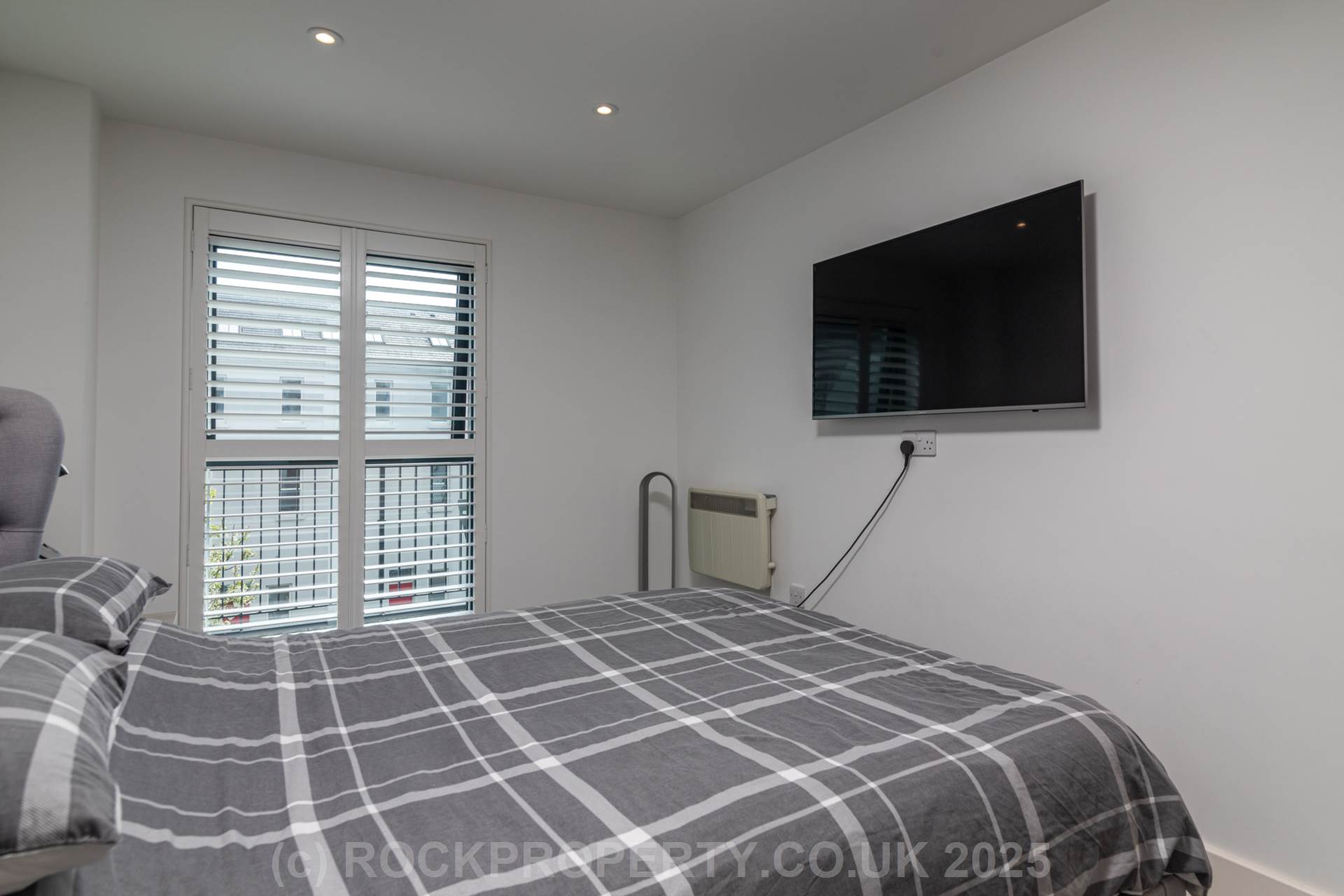 Modern 1 Bed with S/F Balcony, College Gardens, Town Outskirts, Image 12