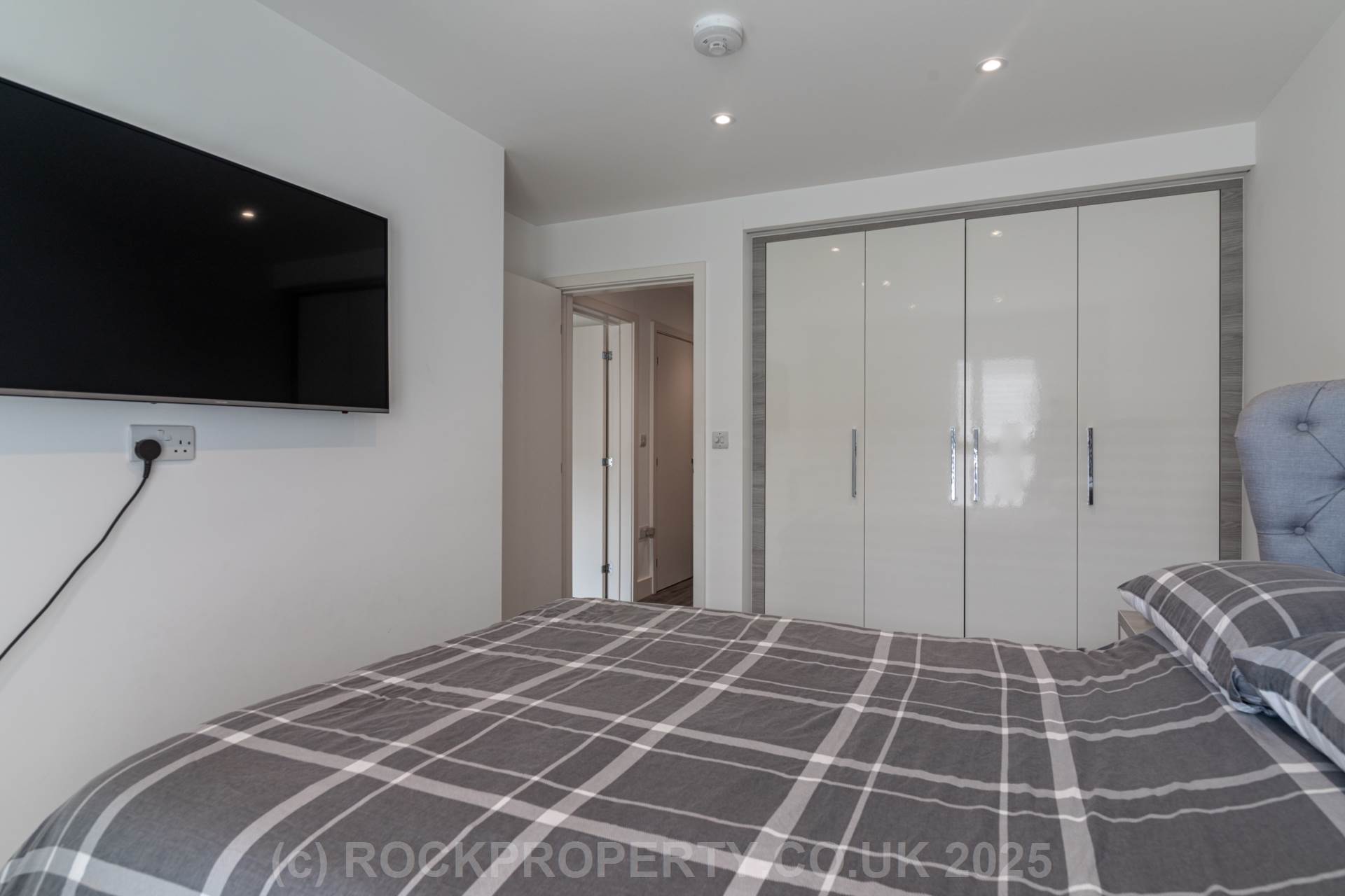 Modern 1 Bed with S/F Balcony, College Gardens, Town Outskirts, Image 13