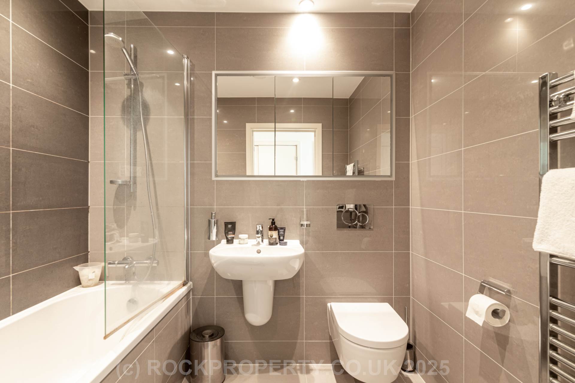 Modern 1 Bed with S/F Balcony, College Gardens, Town Outskirts, Image 14
