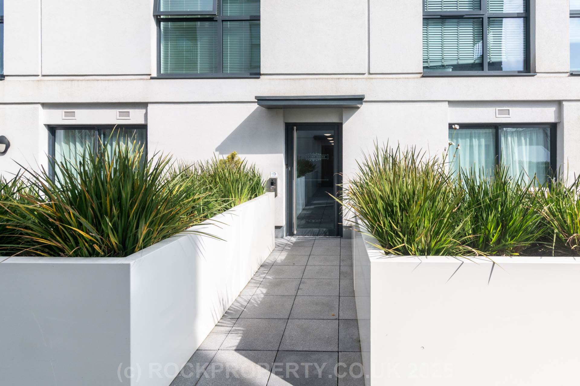 Modern 1 Bed with S/F Balcony, College Gardens, Town Outskirts, Image 15
