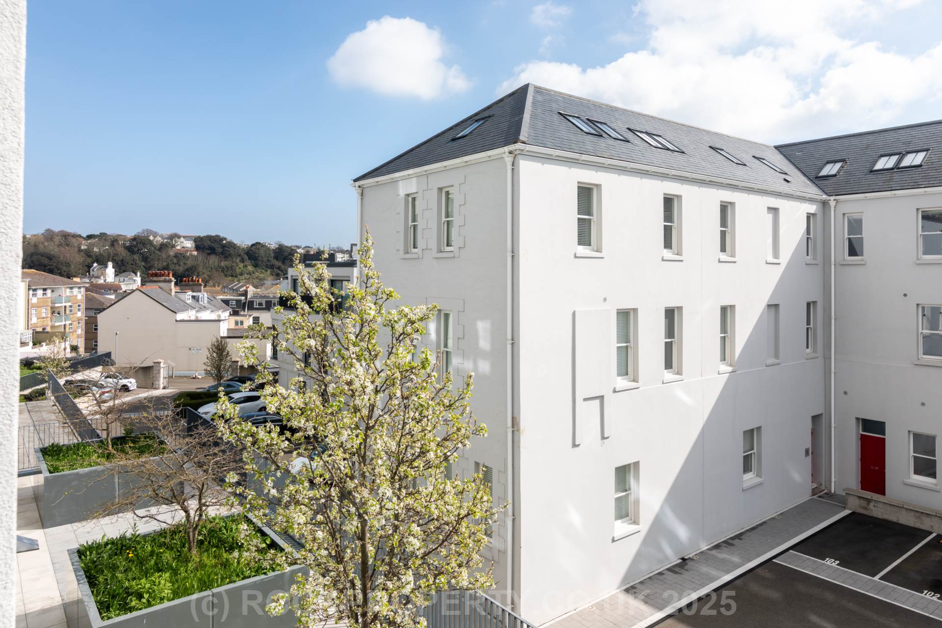 Modern 1 Bed with S/F Balcony, College Gardens, Town Outskirts, Image 16