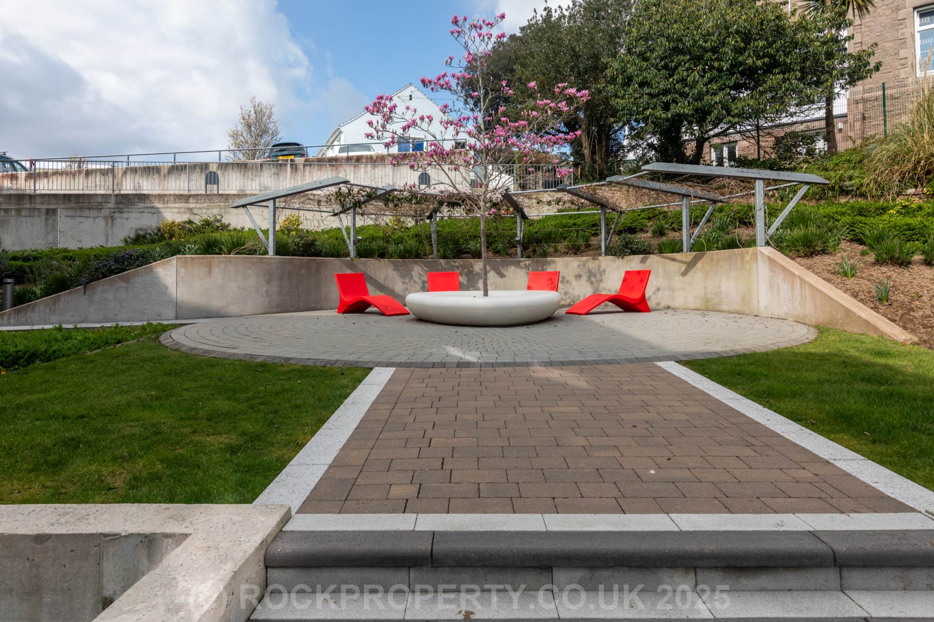 Modern 1 Bed with S/F Balcony, College Gardens, Town Outskirts, Image 18
