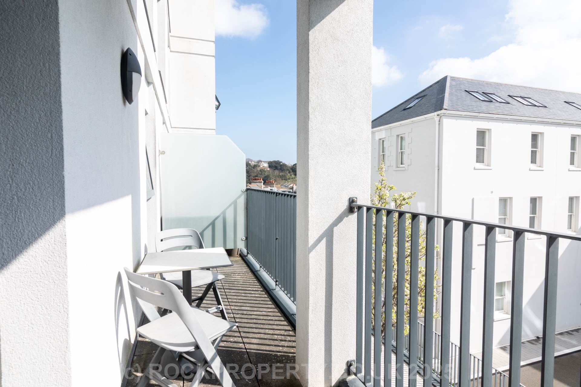 Modern 1 Bed with S/F Balcony, College Gardens, Town Outskirts, Image 2