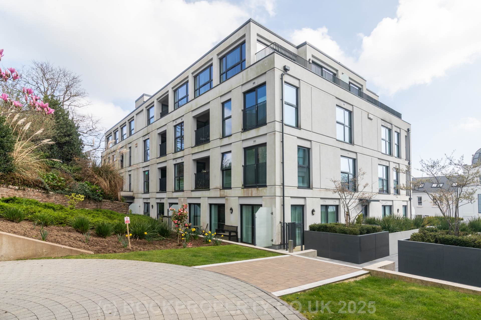 Modern 1 Bed with S/F Balcony, College Gardens, Town Outskirts, Image 21