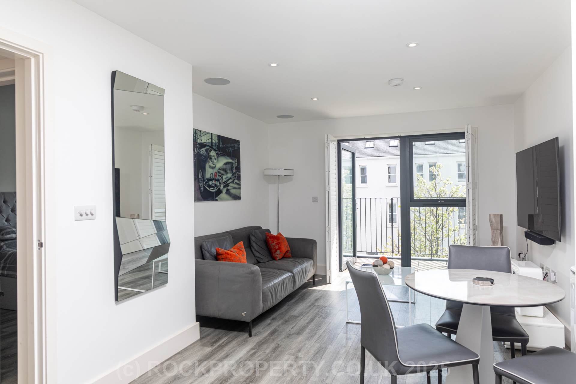 Modern 1 Bed with S/F Balcony, College Gardens, Town Outskirts, Image 3