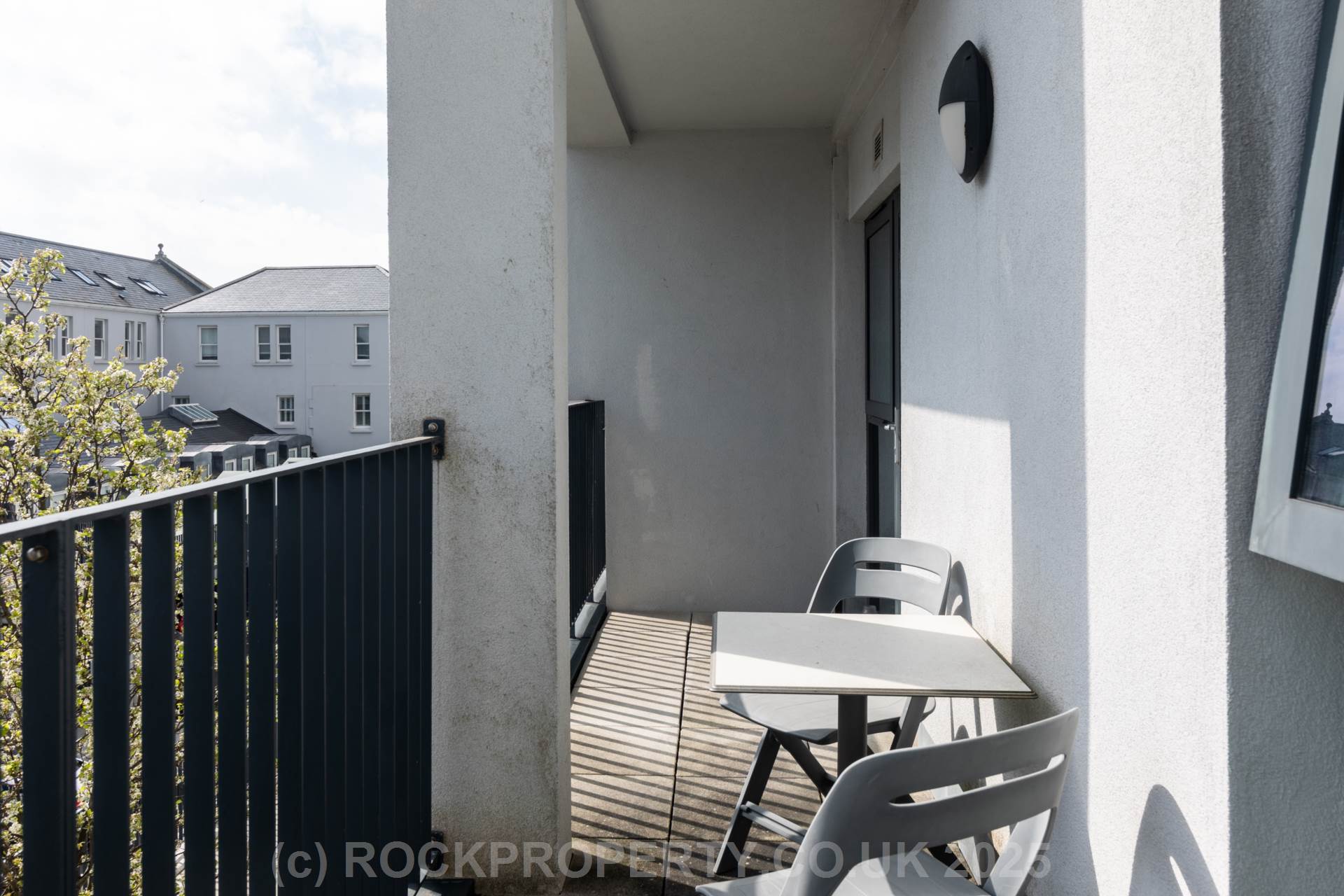 Modern 1 Bed with S/F Balcony, College Gardens, Town Outskirts, Image 6