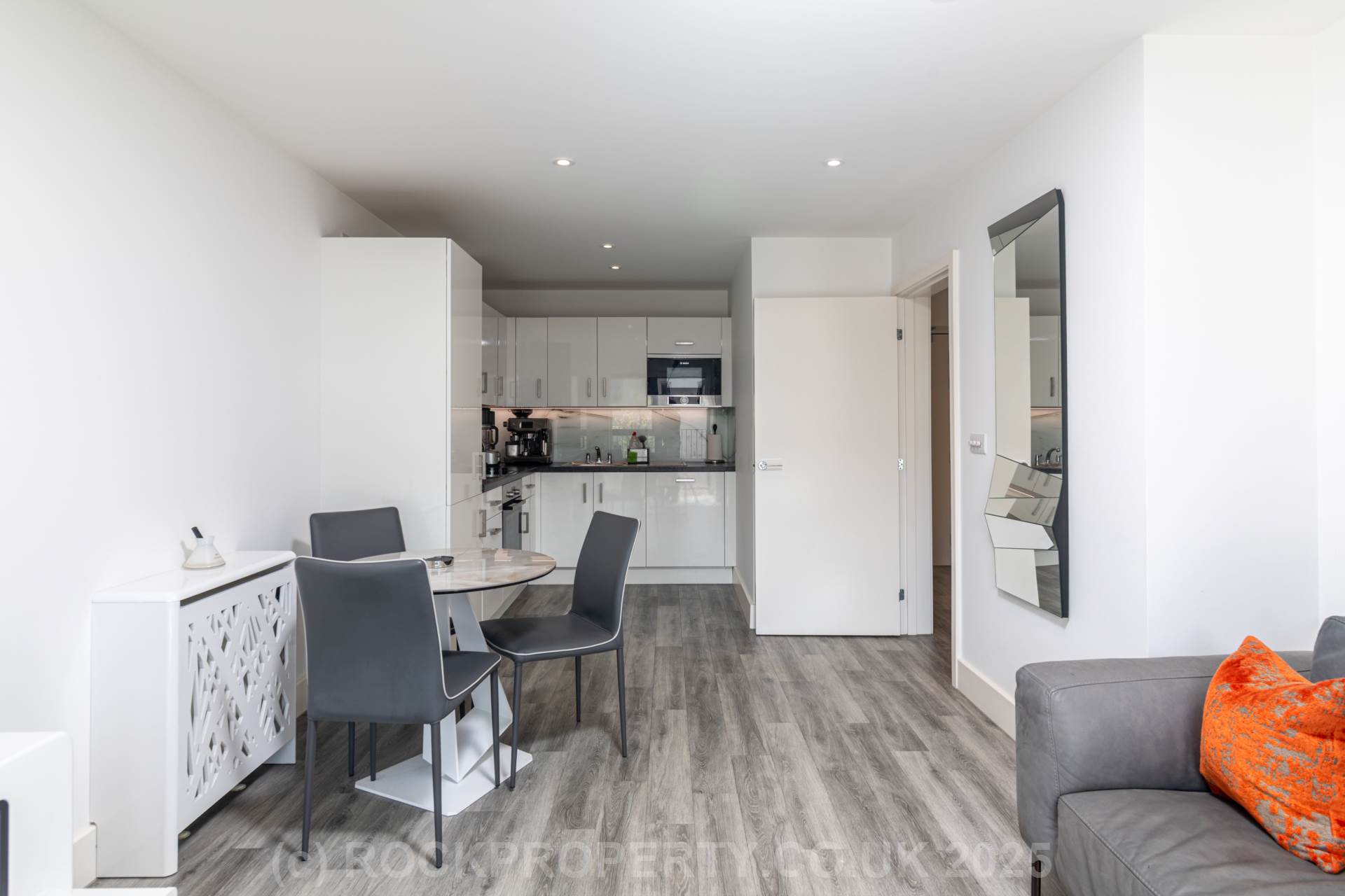 Modern 1 Bed with S/F Balcony, College Gardens, Town Outskirts, Image 7