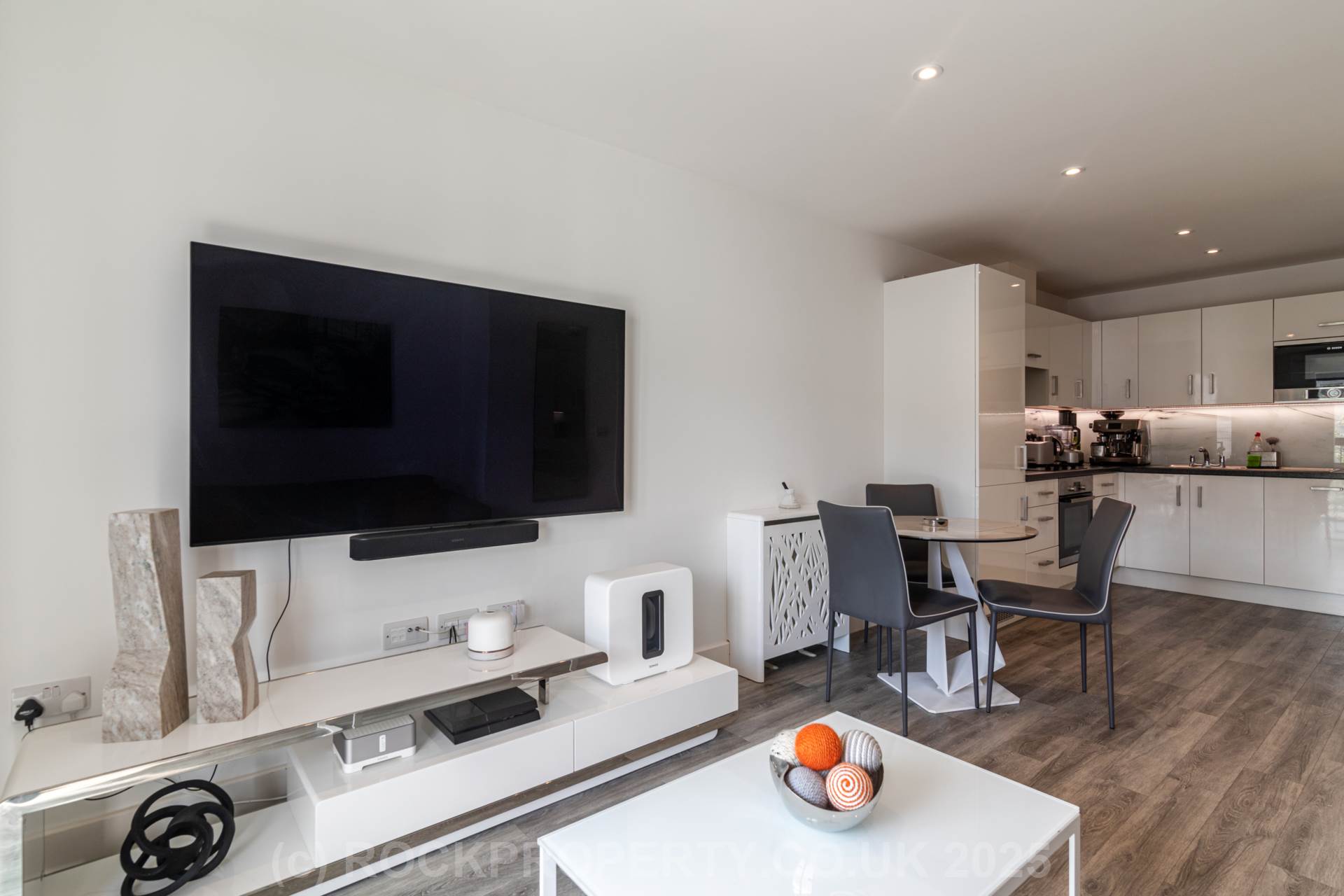 Modern 1 Bed with S/F Balcony, College Gardens, Town Outskirts, Image 8